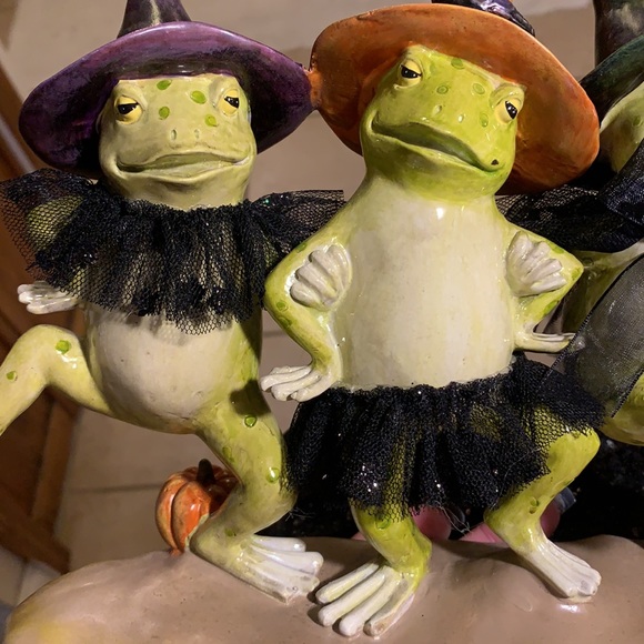 SOLD-Mark Roberts collectibles Dancing Frogs dressed like witches Halloween - Picture 10 of 13